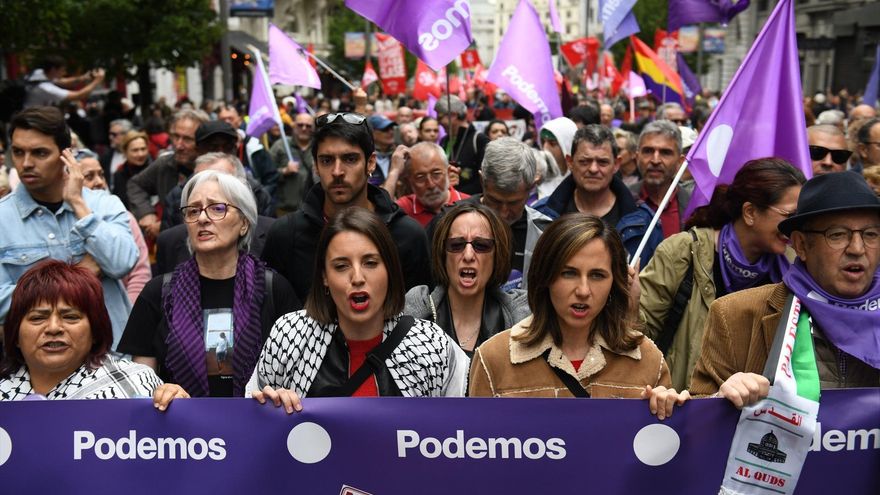 La eurodiputada de Podemos, Irene Montero (i) y la secretaria general de Podemos, Ione Belarra (d), durante la manifestación por el Día del Trabajador, a 1 de mayo de 2025, en Madrid