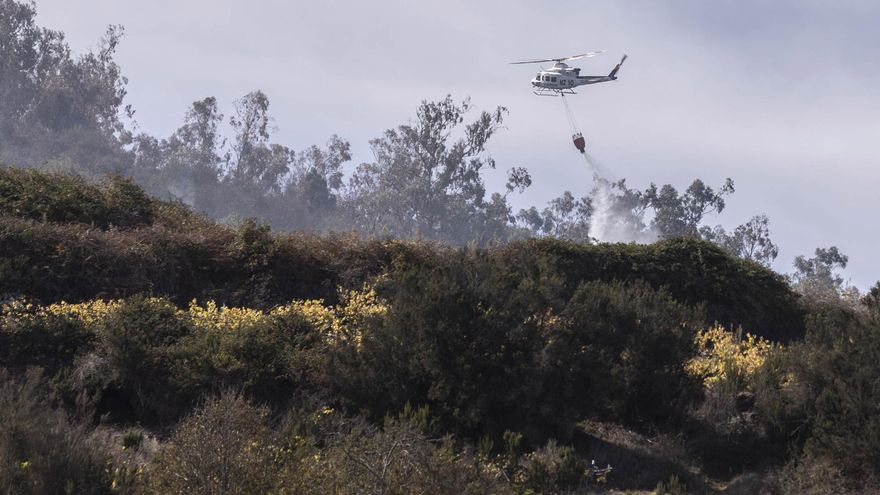 Un helicóptero refrescando la zona del incendio forestal en el municipio tinerfeño de Santa Úrsula. EFE/Miguel Barreto