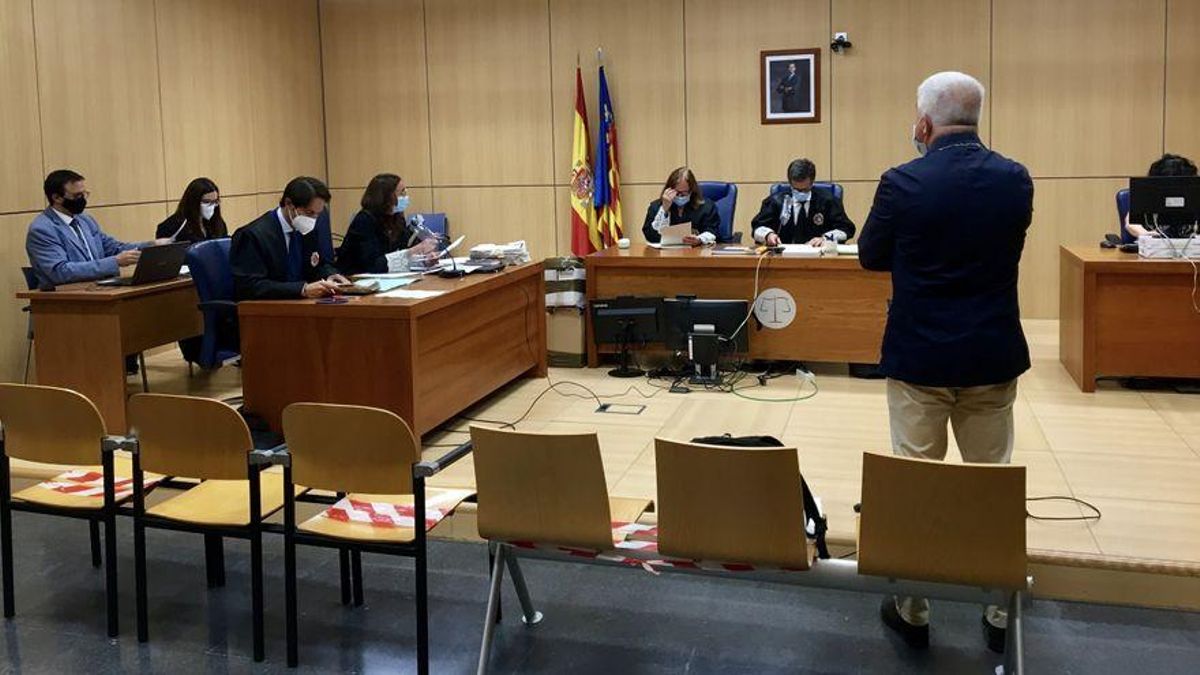 El exdirector general de RTVV José López Jaraba, de espaldas, en el juicio en la Audiencia de Valencia por los contratos con la productora de José Luis Moreno.