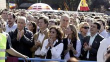 Miembros del PP, durante la pasada protesta de la AVT en octubre de 2013.