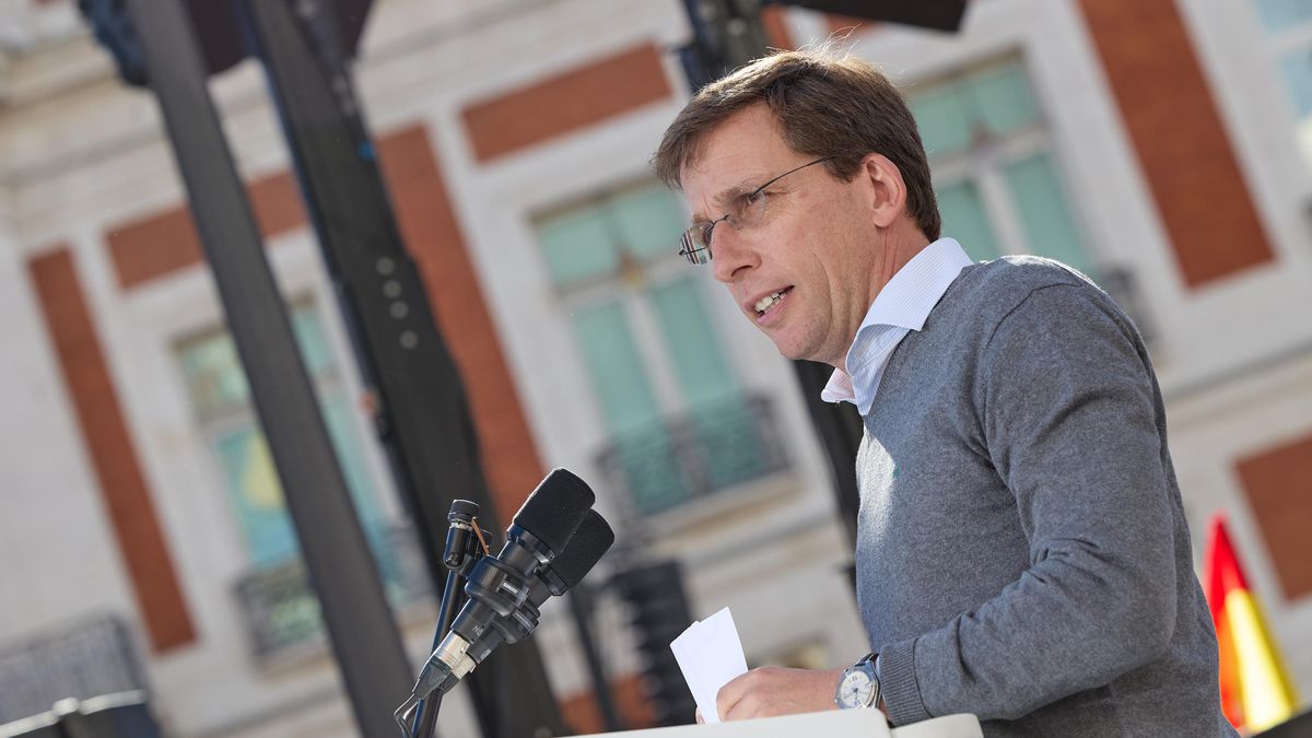 El alcalde de Madrid, José Luis Martínez-Almeida, interviene durante una manifestación contra la amnistía, en la Puerta del Sol