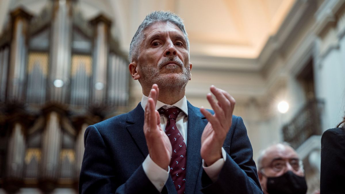 El ministro del Interior, Fernando Grande-Marlaska, aplaude durante el acto de conmemoración del Día Europeo de las Víctimas del Terrorismo, en la Real Academia de Bellas  Artes de San Fernando, a 7 de marzo de 2023, en Madrid (España). El Día Europeo en