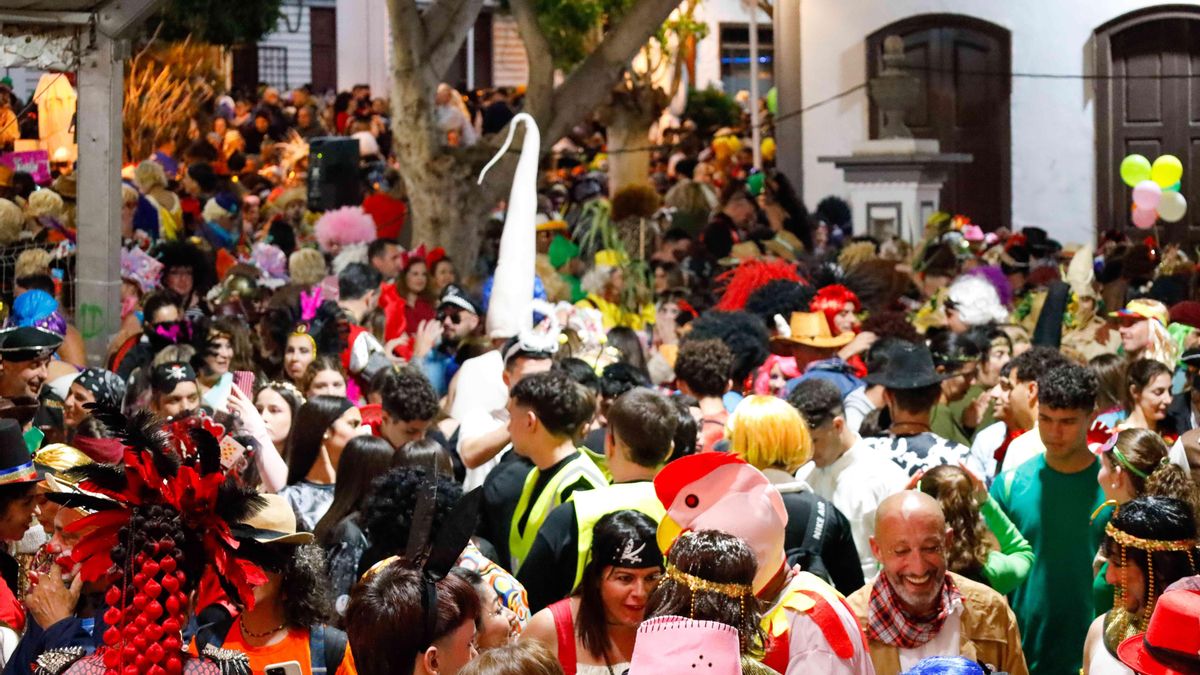 Agaete desborda sus calles con doce horas de música en el Carnaval de Día