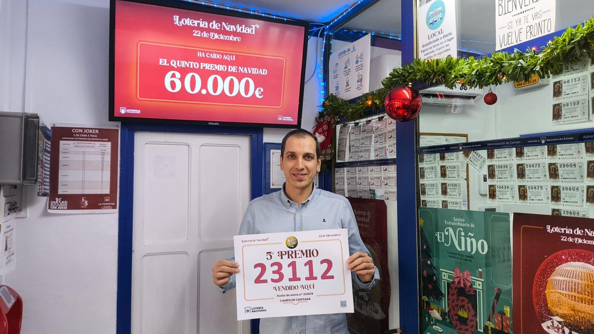 Pablo, responsable de Loterías Criptana, repartió uno de los quintos premios de la Lotería de Navidad