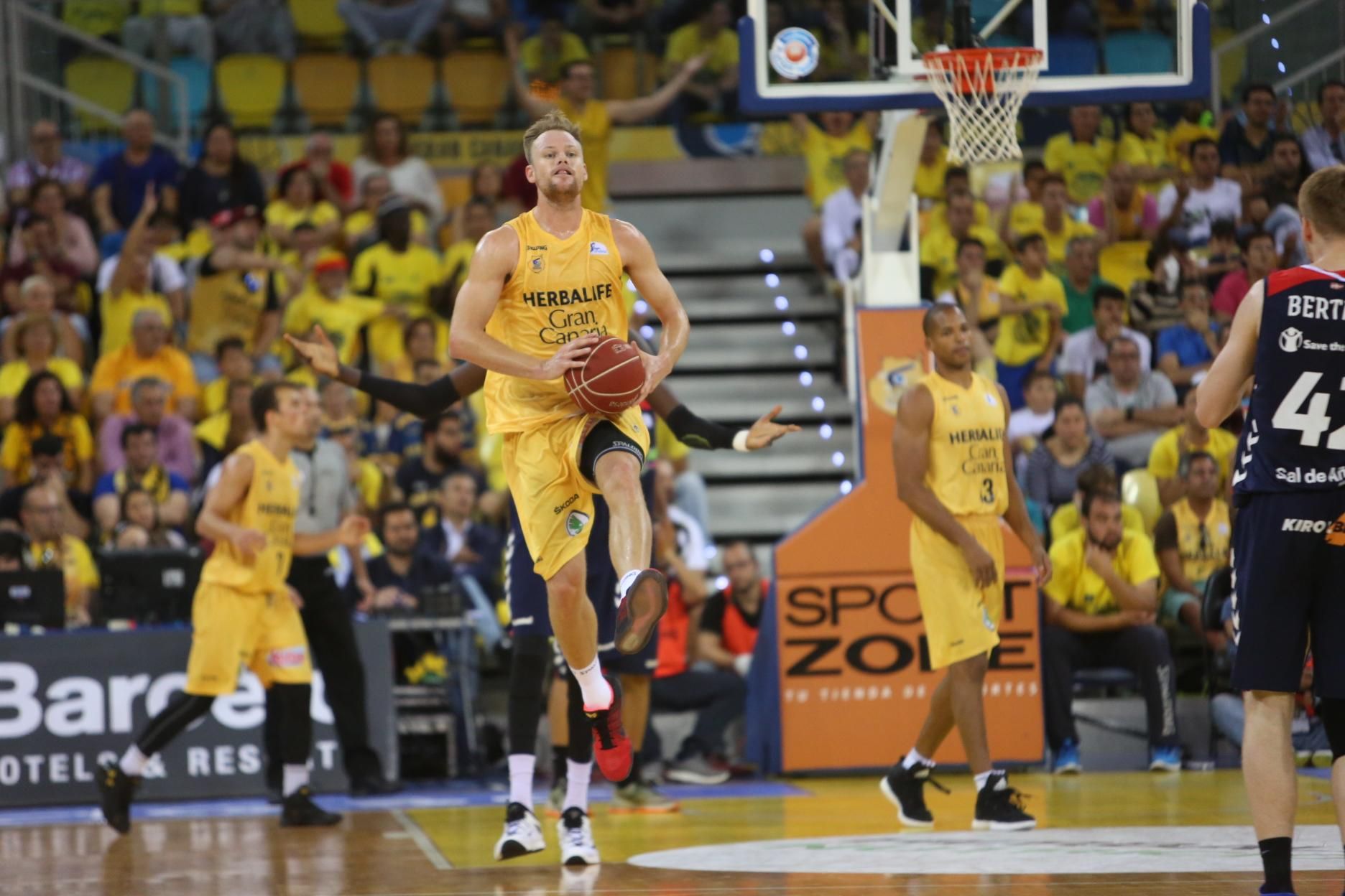 Imágenes del partido de cuartos de final de playoff entre el Granca y el Baskonia. (Alejandro Ramos).