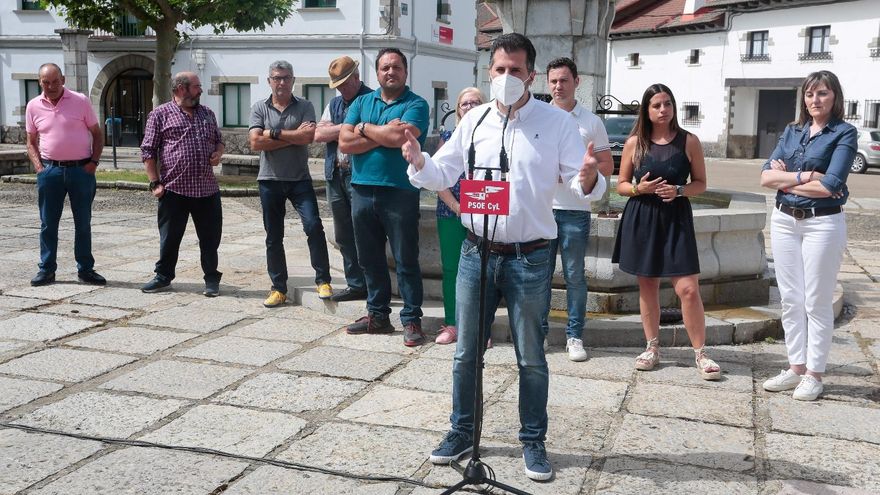 El secretario general del PSOE de Castilla y León, Luis Tudanca, hoy en Villamanín. / Campillo / ICAL