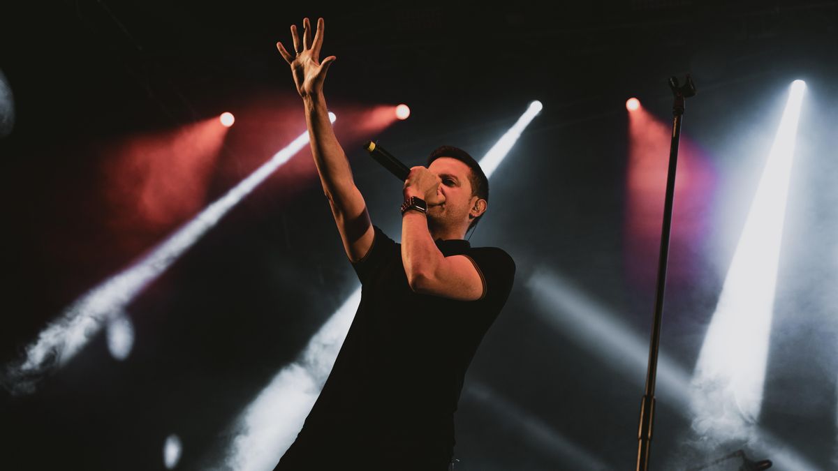 Rober San Millán en un concierto de Poetas de Botella.