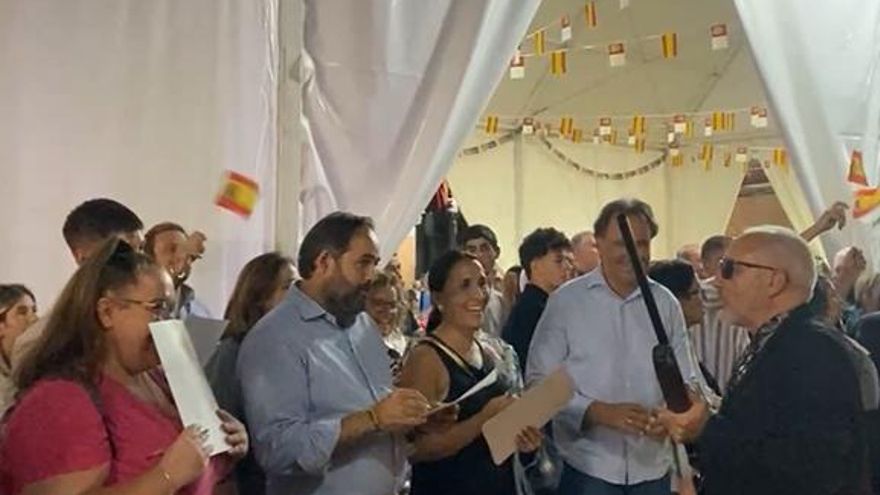 El presidente del PP Paco Núñez, en las fiestas de Pantoja, durante un acto en el que el alcalde portaba una escopeta