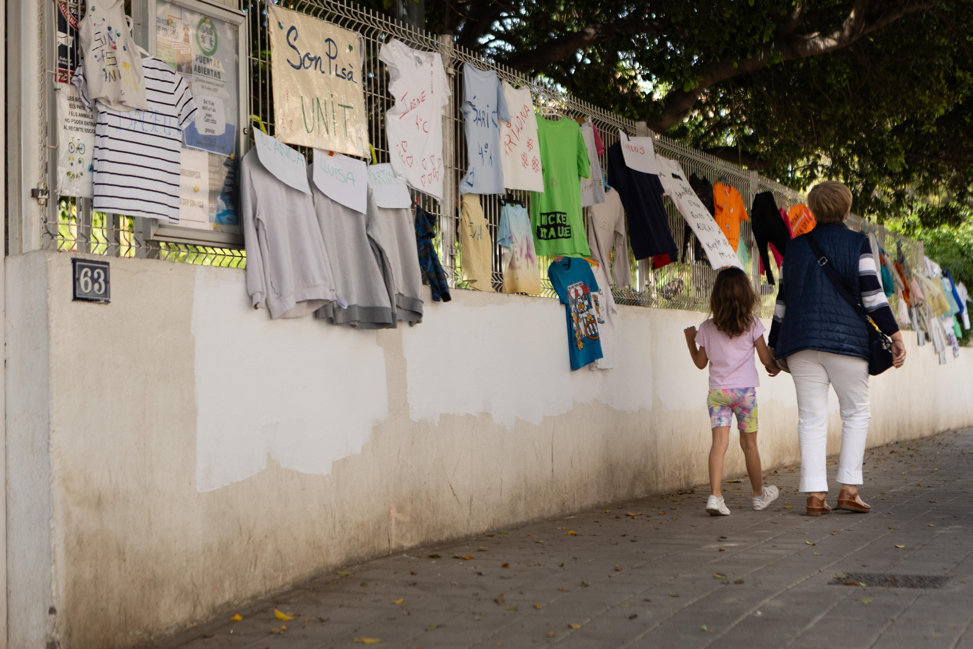 Varias camisetas colgadas en la valla del CEIP Son Pisà simbolizan la ausencia de alumnado durante la huelga de familias