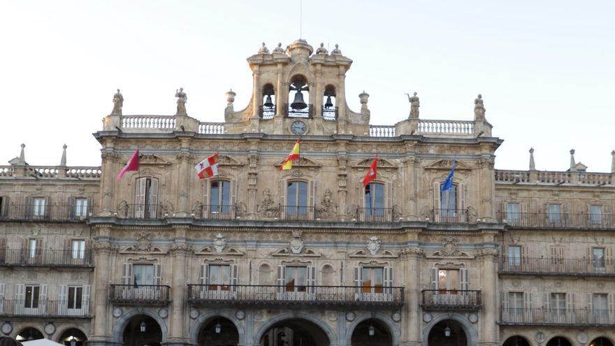 Pablo Casado, junto a presidentes autonómicos del PP, el alcalde de Salamanca y el presidente de la Diputación provincial, en la Plaza Mayor de la capital salmantina.