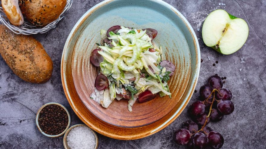 No lleva aguacate ni tomate: esta ensalada es perfecta para una cena ligera, se hace rápido y con solo tres ingredientes