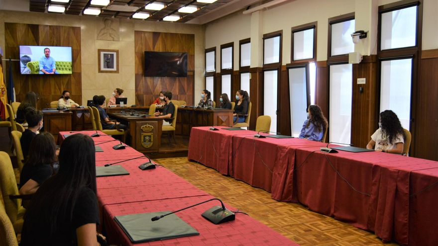 Un momento de la visita  de estudiantes del IES Luis Cobiella Cuevas de Santa Cruz de La Palma  al Cabildo de La Palma.