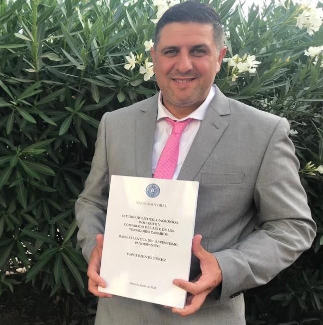 Yapci Bienes en una foto de archivo con su tesis doctoral.