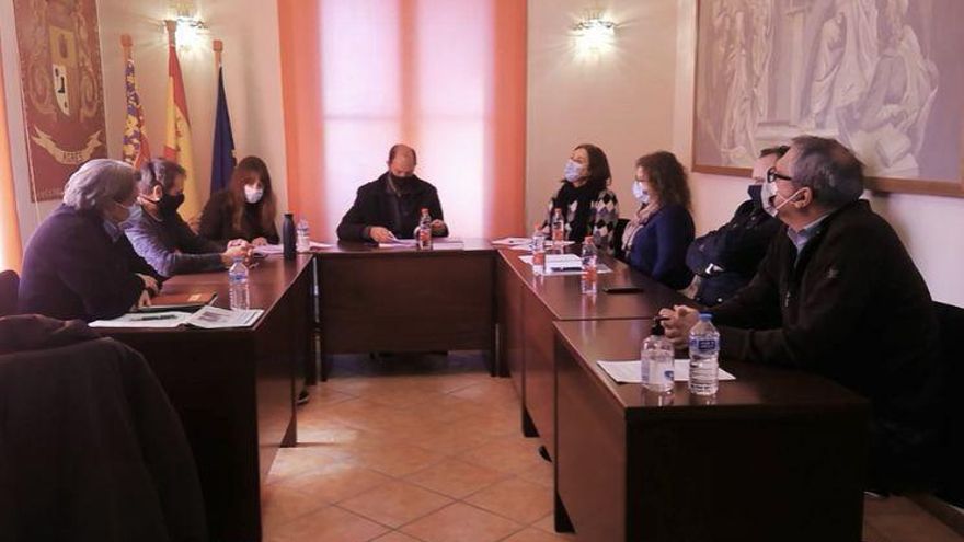 Un momento de un pleno celebrado en el ayuntamiento de Agres.