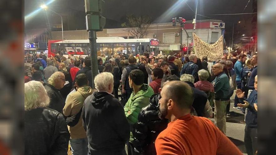 Jubilados se manifestaron en Olivos en contra del asado a los "héroes"