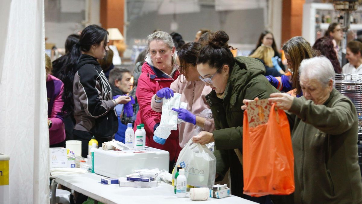 Servicios sanitarios y protección civil atienden a los heridos tras el descarrilamiento en Adamuz