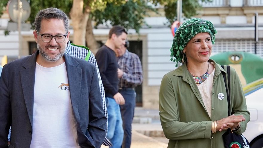 El candidato de Adelante Andalucía, José Ignacio García (i), acompañado de su equipo y Teresa Rodríguez (d) a su llegada de la asociación sociocultural “La yerbabuena” en Jerez de la Frontera (Cádiz) para seguir los resultados de los comicios. EFE/ Román Ríos