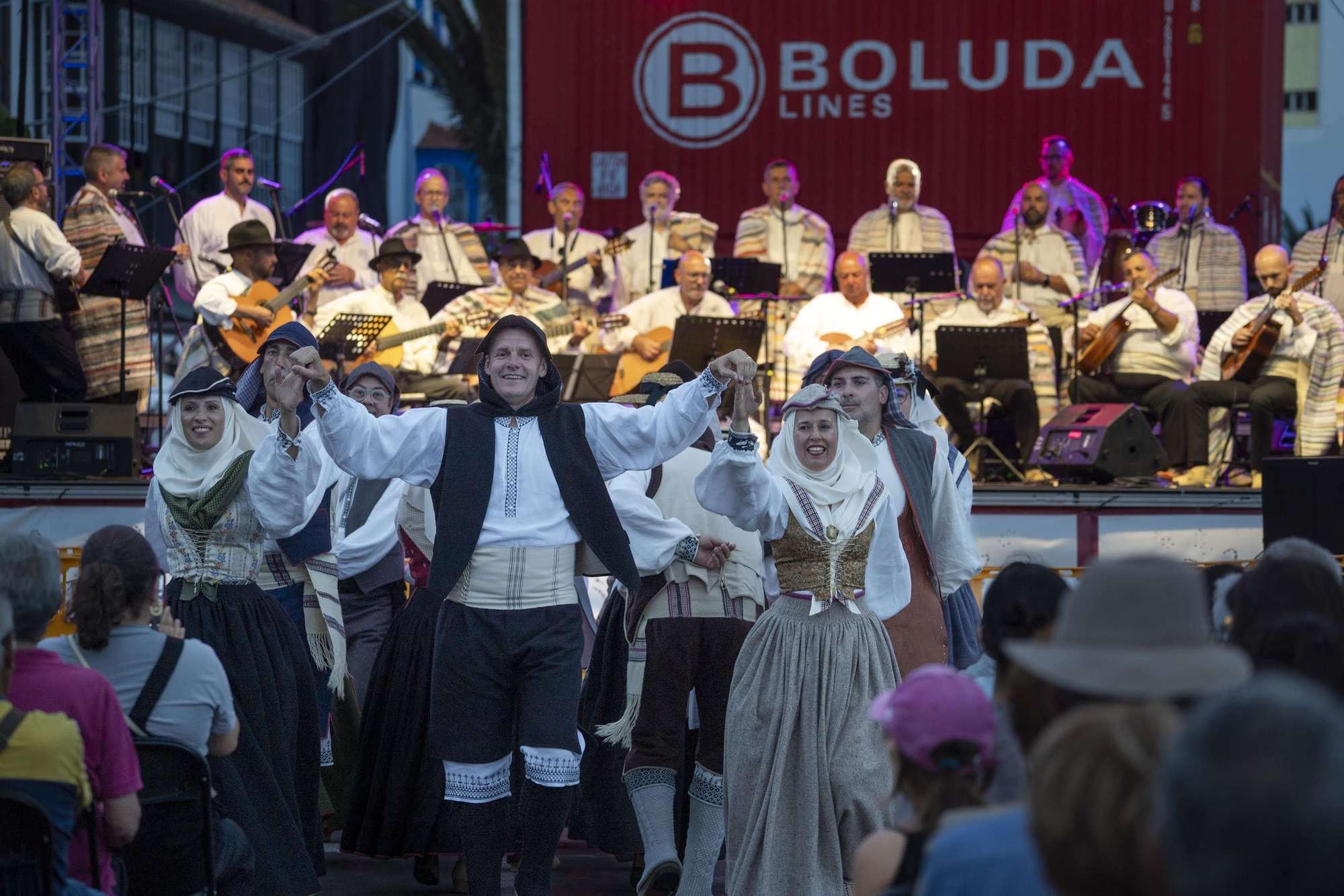Tajadre y Los Benahoare cantan a La Palma en La Bajada.