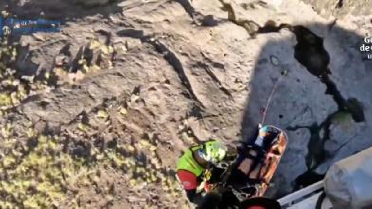 Un helicóptero del GES rescata a un senderista herido grave tras sufrir una caída en la zona del Charco Azul