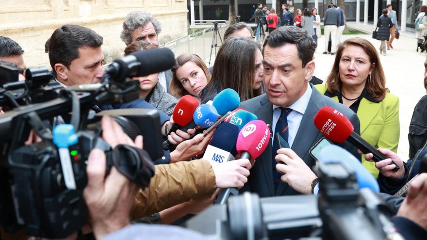 Los tractores "irrumpen" en el Parlamento andaluz: PP y Vox se disputan la protesta para retener el voto del campo