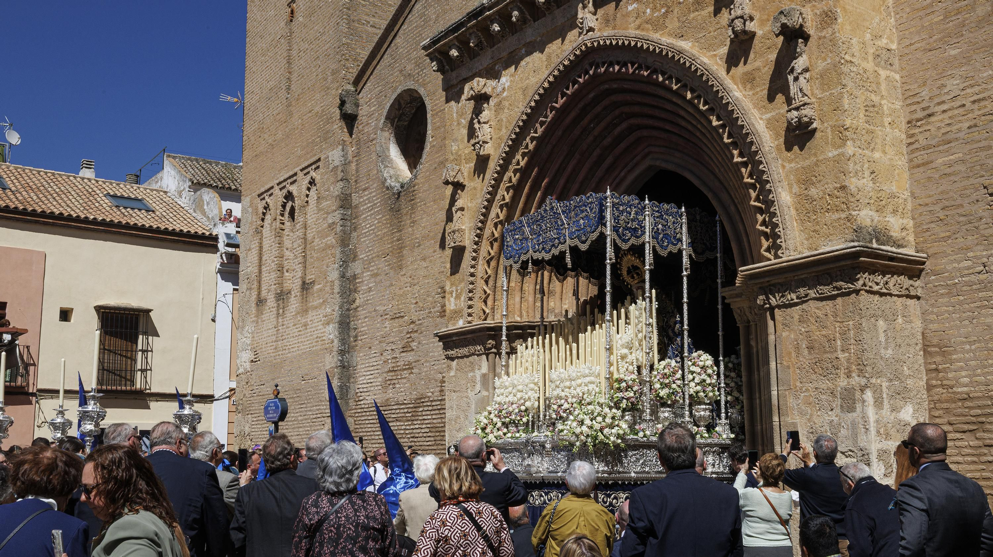 Nuestra Señora de la Hiniesta saliendo de Santa Marina, porque San Julián esta de obra