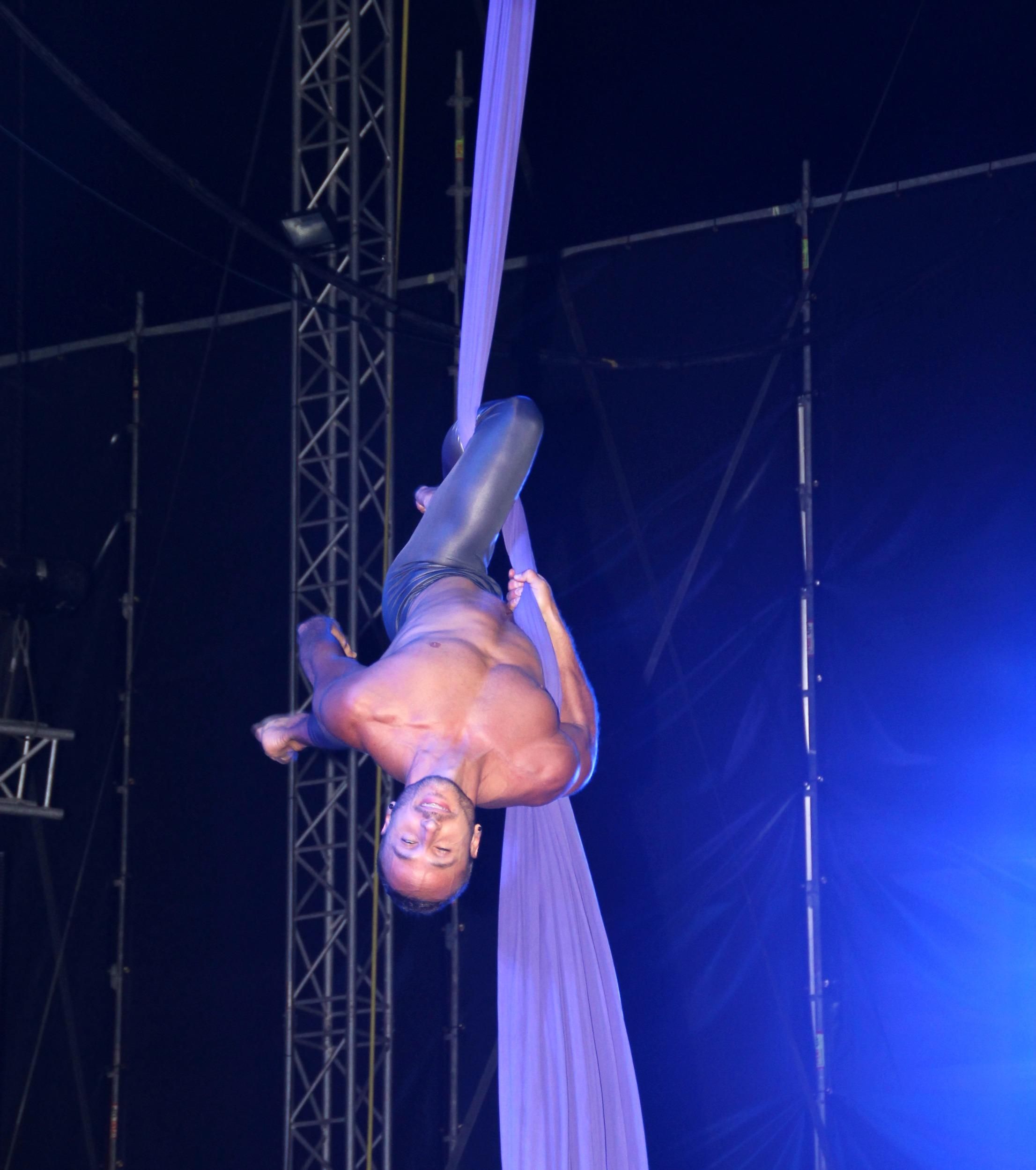 Actuación del acróbata aéreo Rubén Adrián Fernández. Foto: FERNANDO RODRÍGUEZ