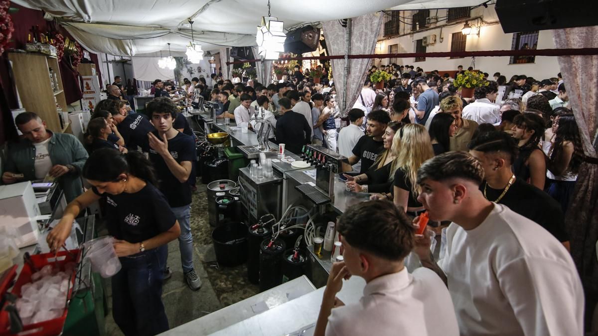Ambiente nocturno de las Cruces de Mayo en la plaza Conde de Priego