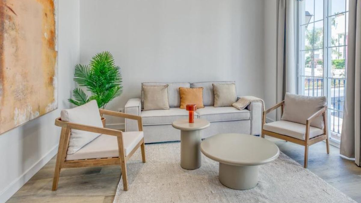 Los locales que Estepona vendió a precio de saldo a un amigo del alcalde se ofrecen ahora como apartamentos turísticos