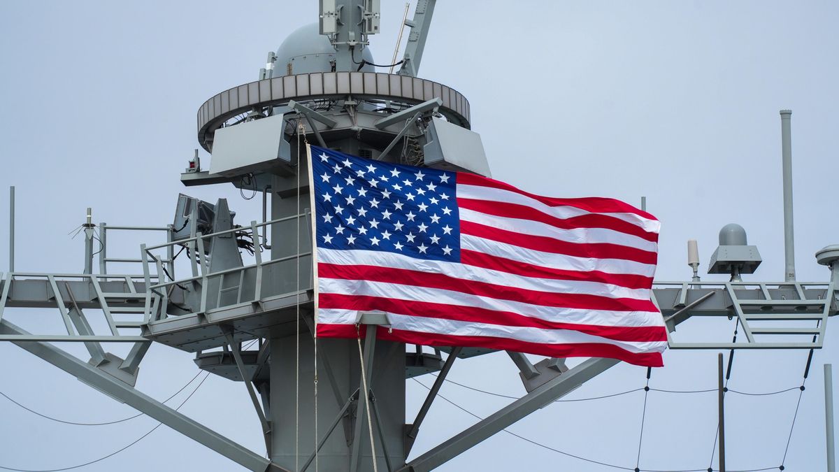 La bandera de EEUU ondea en la cubierta del 'USS Oscar Austin' en el puerto de Rota.