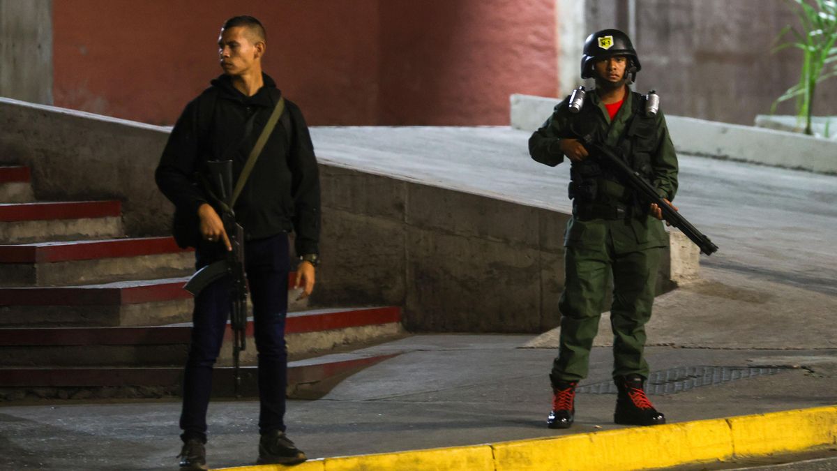 Militares custodian las inmediaciones del Palacio Presidencial de Miraflores