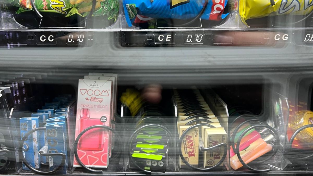 Denuncian a los propietarios de vendings en Calahorra por vender artículos eróticos y de tabaco sin verificar la edad de compradores