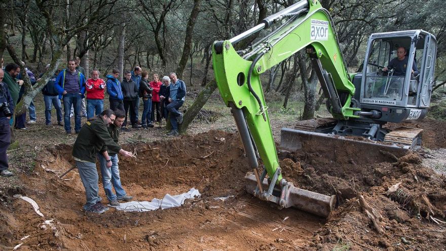 Momento de la exhumación de los restos de Vicente Mejuto Leis