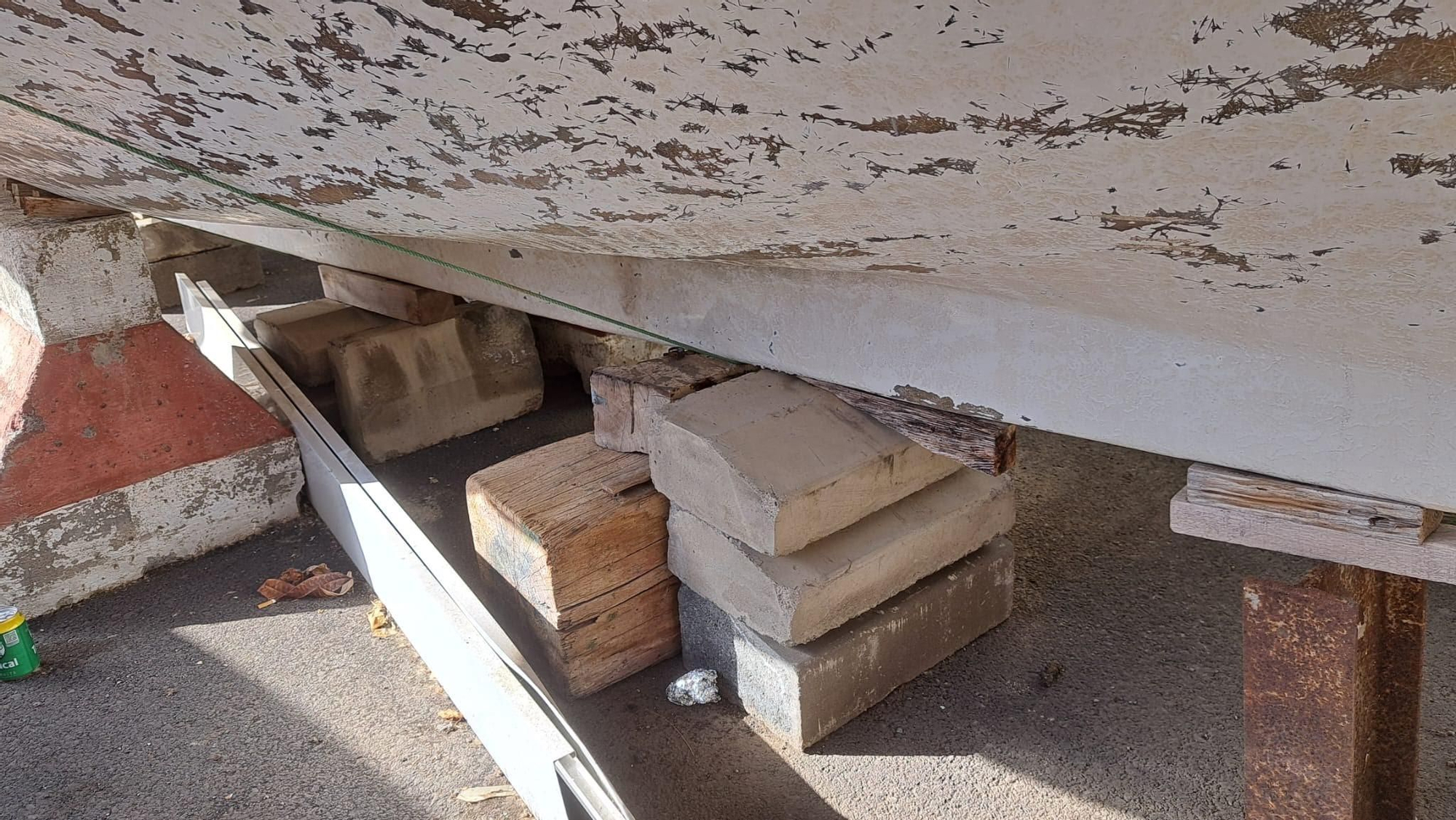 El barco se encuentra apoyado en bloques de cemento y madera. Arcan