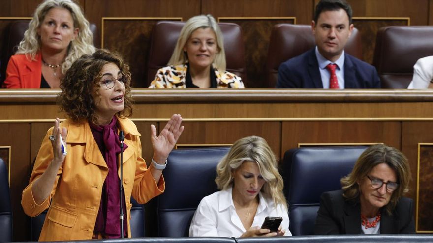 La vicepresidenta primera y Ministra de Hacienda y de Función Pública, María Jesús Montero (i) interviene en la sesión de control al Gobierno celebrada este miércoles en el Congreso.