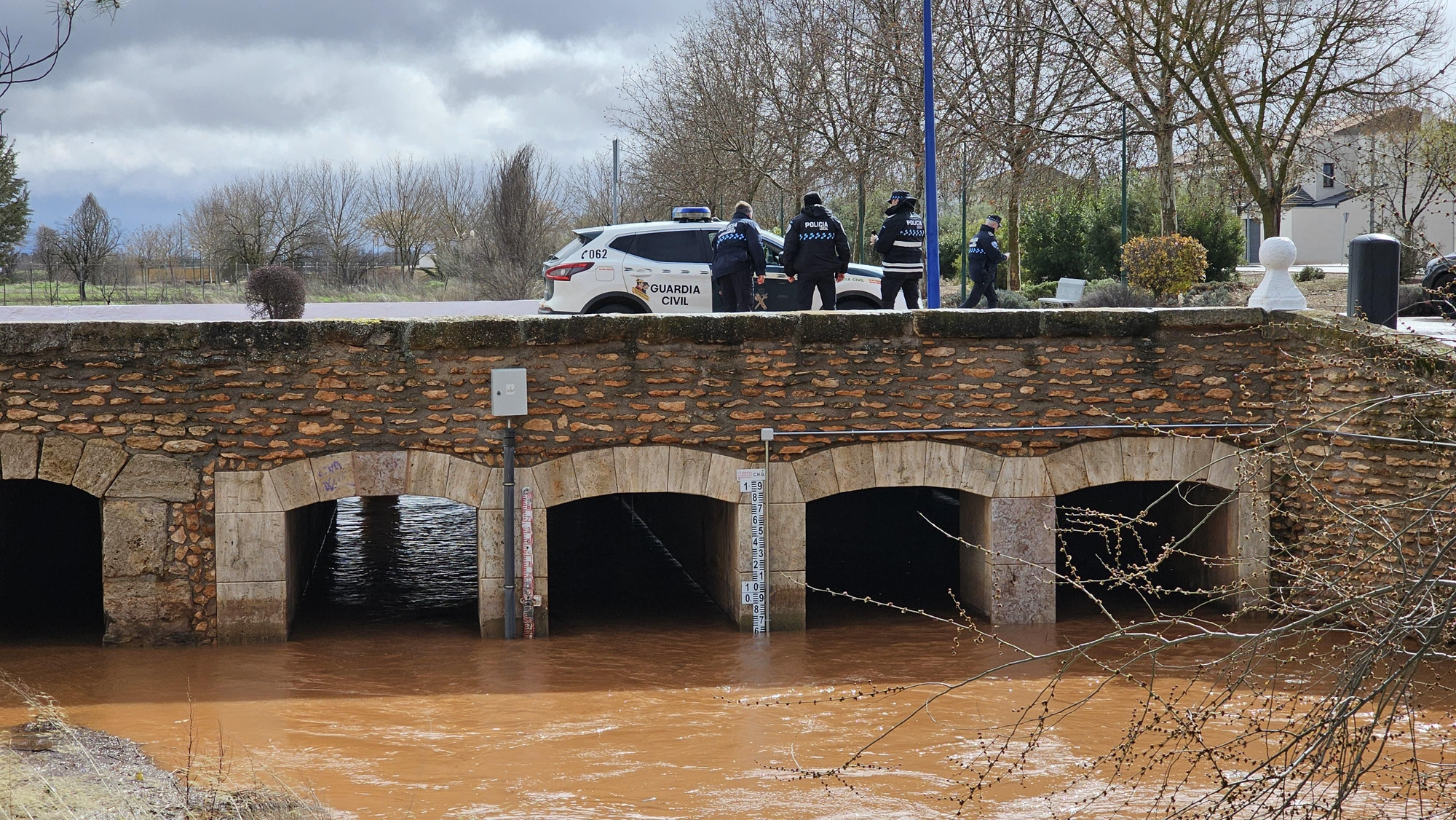 El río Azuer a su paso por Manzanares (Ciudad Real) el viernes 13 de febrero