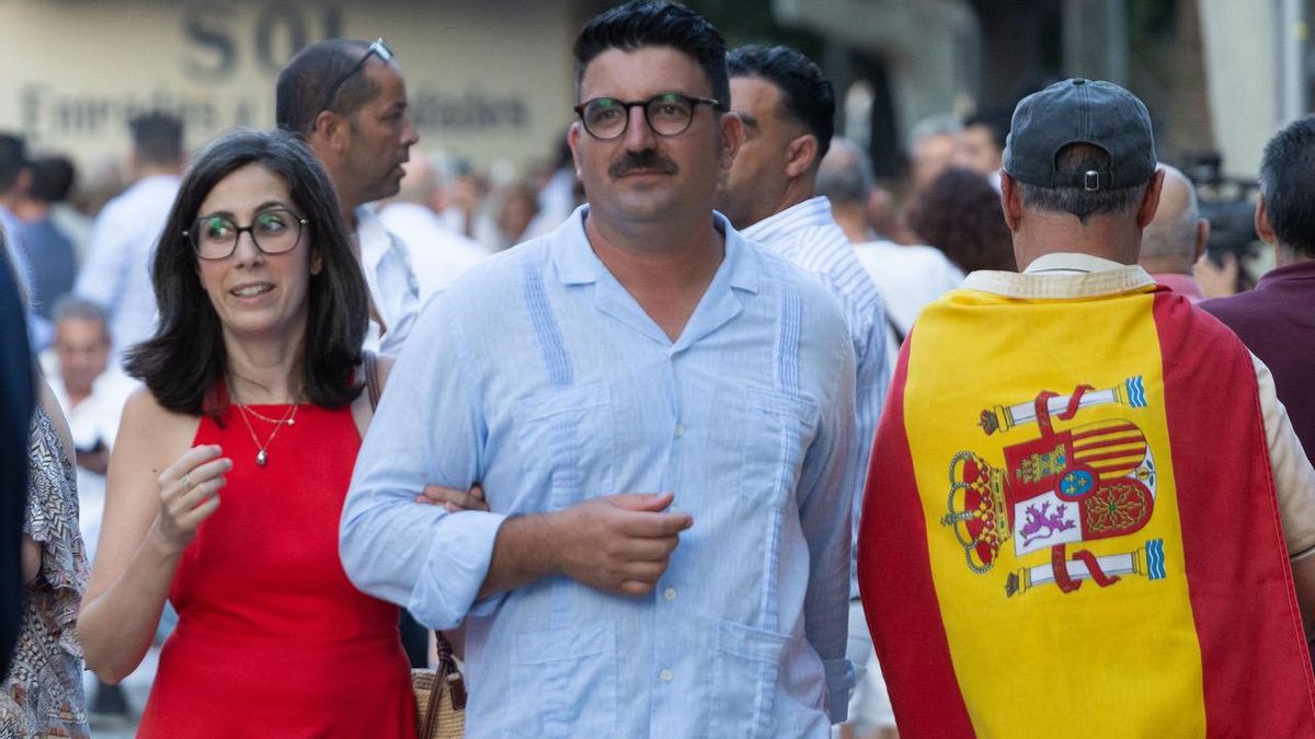 Toni Gili, polémico 'conseller' de Vox en el Consell de Mallorca, camina por los alrededores de la plaza.