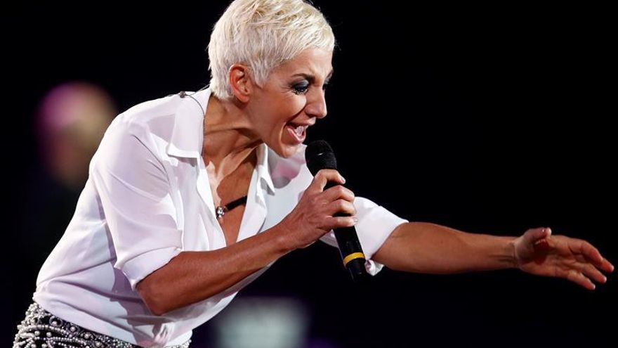 Con renovados clásicos de Mecano y más, Ana Torroja baña de amor Viña del Mar