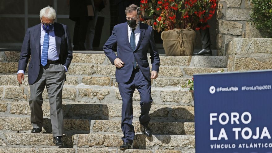 Los ex presidentes del Gobierno Felipe González (i) y Mariano Rajoy participan este jueves en la segunda jornada del III Foro La Toja-Vínculo Atlántico, celebrado en la isla de La Toja, en la localidad pontevedresa de O Grove. EFE/Lavandeira jr.