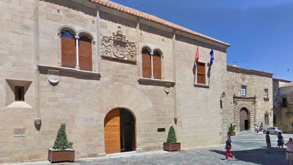La Diputación firma la compra del Palacio de Mayoralgo de Cáceres por ocho millones