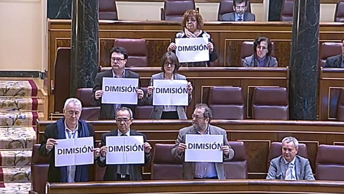 Diputados de la Izquierda Plural exigen la dimisión de Fernández Díaz / Foto: @iunida