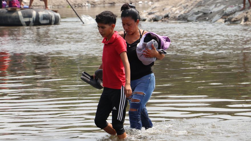Migrantes aprovechan la sequía del río Suchiate para cruzar de Centroamérica a México
