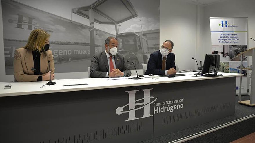 El rector de la UCLM, Julián Garde, en el Centro Nacional del Hidrógeno