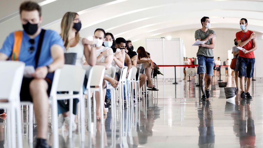 Sanidad espera 1,1 millones de vacunas adicionales contra covid este domingo. EFE/Ana Escobar