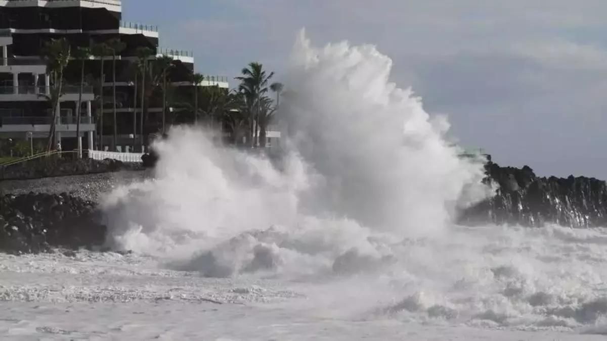 Imagen del archivo del oleaje en la playa de Puerto Naos, en el municipio de Los Llanos de Aridane .