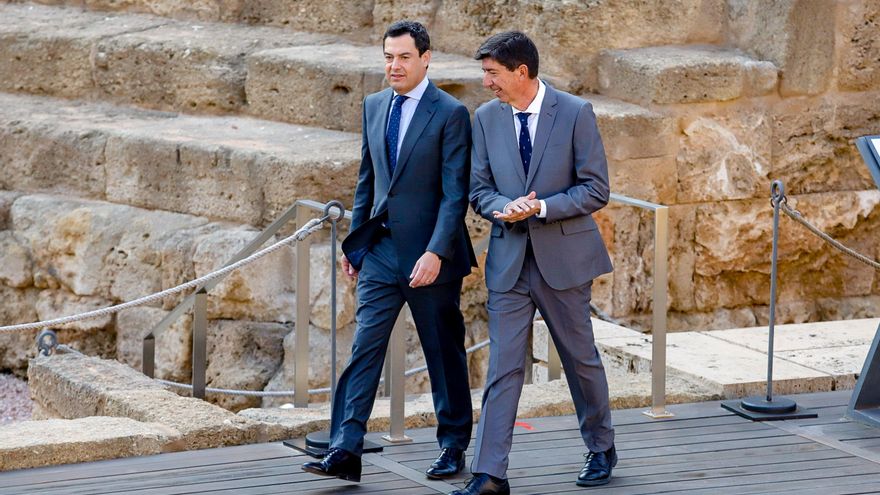 El Presidente de la Junta de Andalucía, Juanma Moreno, y el vicepresidente, Juan Marín, caminan juntos ante el Teatro Romano de Málaga el 19 de abril del 2022