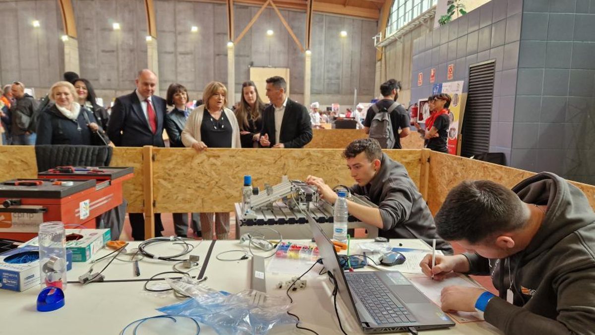 La consejera y el director general, en imagen de archivo, durante una de las pruebas de las Aragón Skills, las Olimpiadas de FP.
