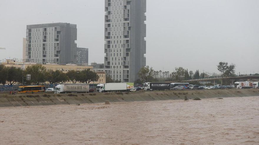 Vista general del nuevo cauce del Turia junto a la V-30 atascada a su paso por el barrio de La Torre de Valencia