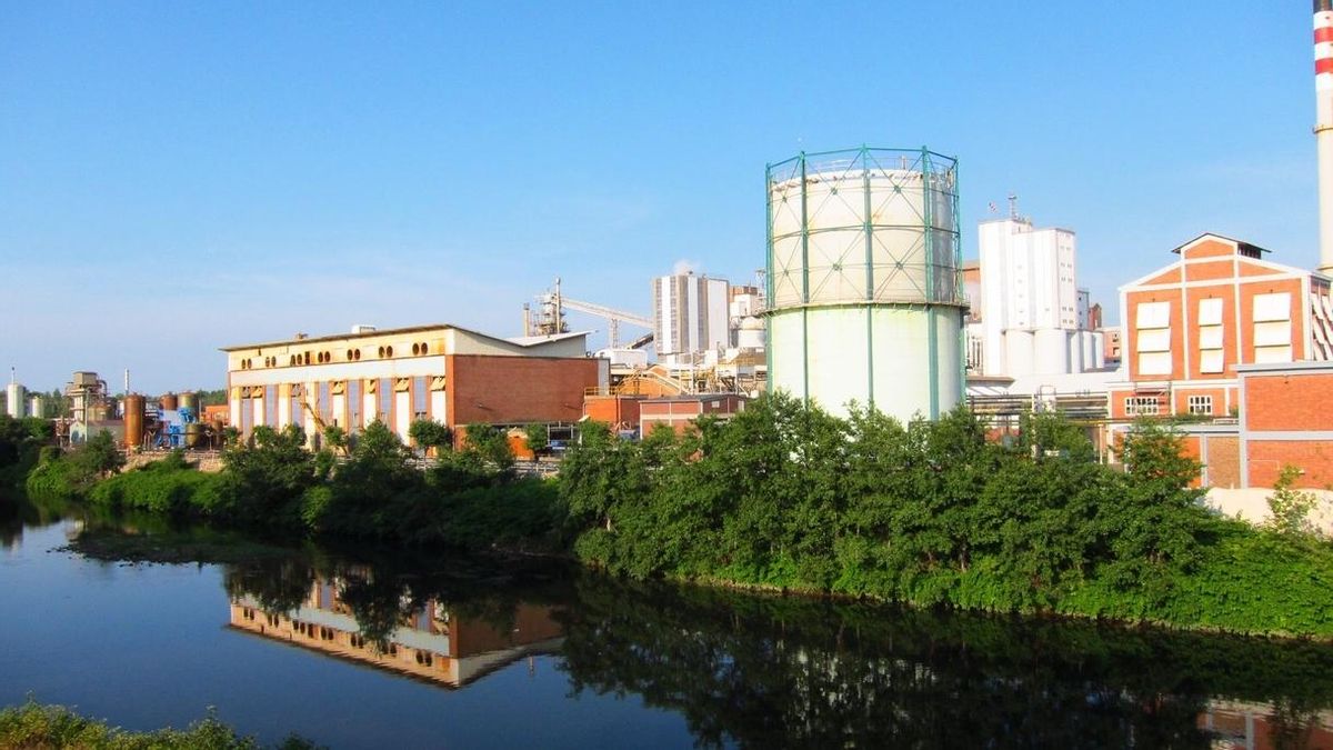 Exterior del complejo industrial de Solvay en Torrelavega.