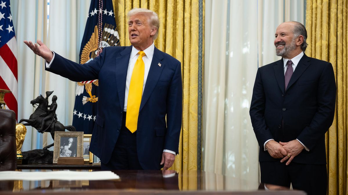 El presidente de Estados Unidos, Donald Trump, habla junto al secretario de Comercio, Howard Lutnick, en el Desapcho Oval, el 21 de febrero de 2025.