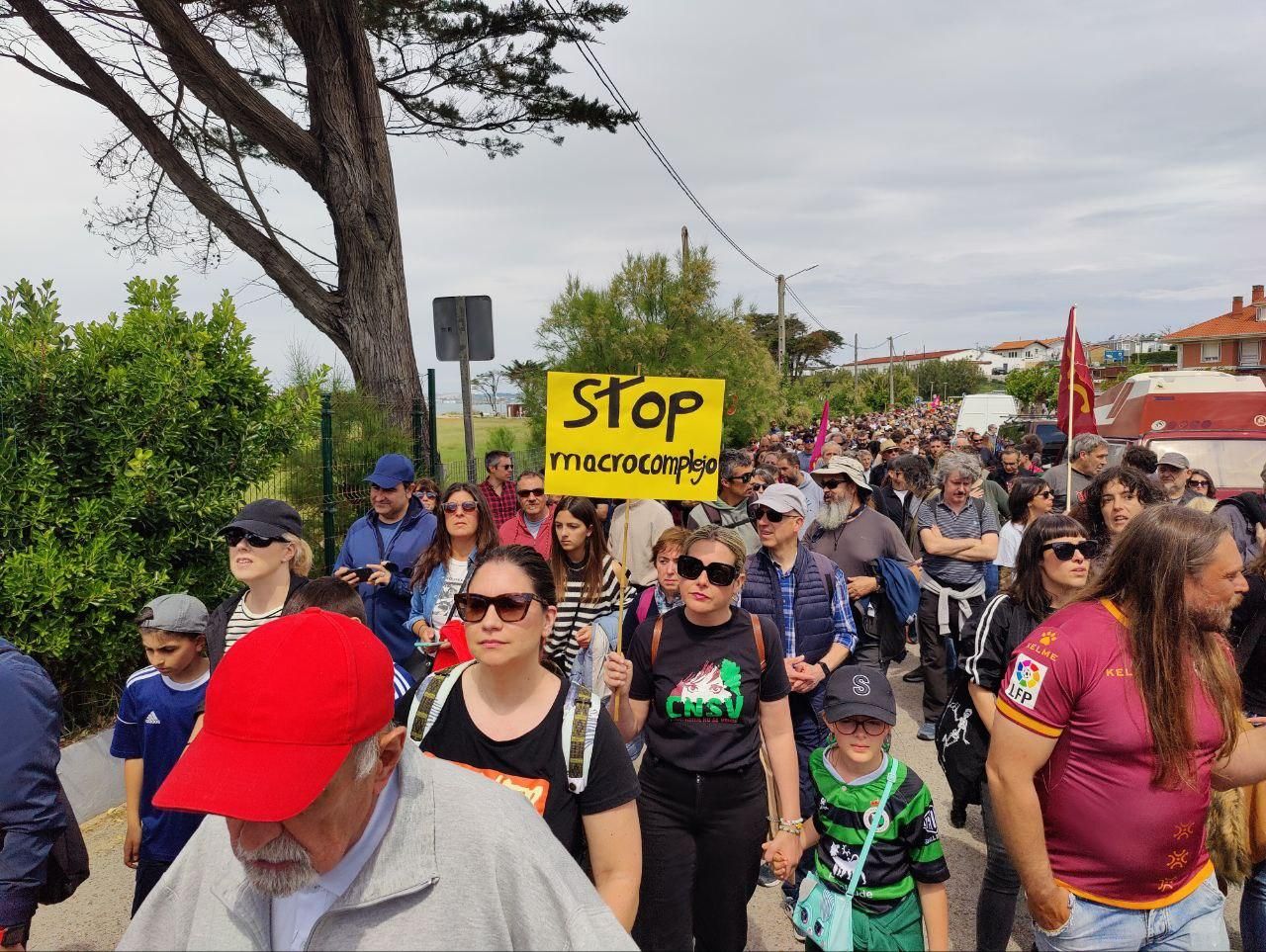 'De este a oeste, la lucha sigue, cueste lo que cueste', se ha podido escuchar durante la concentración.